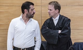 Der Angeklagte, Hüseyin A. (34), neben seinem Strafverteidiger, Tobias Diedrich (r.) aus Bad Oeynhausen. - Jörg Dieckmann