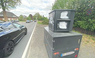 Jetzt hat es auch den neuen Blitzer der Stadt ereilt: Das Gerät, das aktuell an der Spexarder Straße steht, wurde mit Farbe beschmiert. - privat