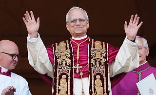 Der neu gewählte Papst Leo XIV., der US-Amerikaner Robert Prevost, winkt nach dem Konklave auf dem Balkon des Petersdoms im Vatikan. - Alessandra Tarantino/AP/dpa