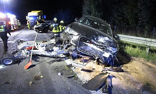 Der Unfall sorgt für ein Trümmerfeld auf der A33 im Kreis Paderborn. - Feuerwehr Bad Wünnenberg