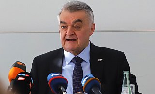 Nordrhein-Westfalens Innenminister Herbert Reul hat das International Police Cooperation Center (IPCC) für die Fußball-EM in Neuss besucht. - Sascha Thelen/dpa