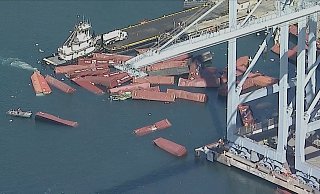 Noch steht die Ursache für den Unfall nicht fest. In Medienberichten hieß es, der Frachter habe Schlagseite bekommen. - Uncredited/KABC-TV/AP/dpa