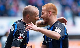 Sven Michel (l.) und Sebastian Vasiliadis sollten das Pokalspiel in Wiedenbrück nicht unbeschadet überstehen. Beide SCP-Akteure sollte aber am Sonntag in Kiel einsatzbereit sein, wenngleich hinter Vasiliadis noch ein kleines Fragezeichen steht. - picture alliance