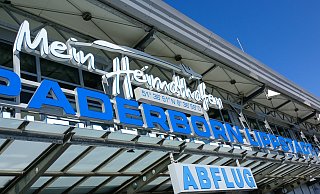 Am Flughafen Paderborn/Lippstadt in Ahden verlor ein Fluggast die Geduld als sich eine Schranke nicht öffnete. - Uwe Müller