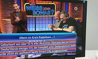 Viel Spaß hatten Moderator Kai Pflaume und das Rateduo Frank Rosin und Elton bei der Quizfrage über das Dorf Etteln aus dem Kreis Paderborn. - Uwe Müller