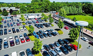 Die Park+Ride-Anlage an der Haltestelle Milse zählt zu den bestgenutzten der Stadt. Die Auslastung des Parkplatzes liegt im Schnitt bei rund 90 Prozent. - Eike J. Horstmann
