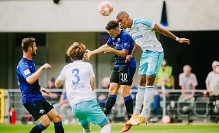 Paderborns Julian Justvan im Kopfball-Duell mit Schalkes Malick Thiaw. - Besim Mazhiqi