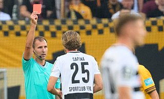 Entscheidende Szene: Vinko Sapina bekommt von Schiedsrichter Florian Heft die Rote Karte gezeigt. - picture alliance