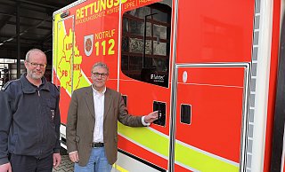 Fachdienstleiter Bevölkerungsschutz, Meinolf Haase (rechts), und Rettungsdienstleiter Achim Reineke am Verwaltungssitzung in Lemgo. Unter ihrer Regie läuft künftig auch die Rettungswache in Schlangen. - Till Brand Fachdienstleiter Bevölkerungsschutz, Meinolf Haase (rechts), und Rettungsdienstleiter Achim Reineke am Verwaltungssitzung in Lemgo. Unter ihrer Regie läuft künftig auch die Rettungswache in Schlangen. - Till Brand