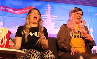 Die Influencerinnen (Louisa Detlefsen/l. und Alex Lütkemeier) beklagen den Klimawandel. Auf ihre ganz spezielle Art und Weise. - Sigurd Gringel