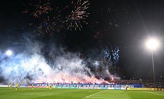 Beim Punktspiel Ende Januar gegen Borussia Dortmund II verbrennen die Fans von Arminia Bielefeld haufenweise Pyrotechnik. - Teresa Kröger