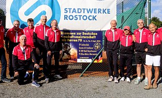 Deutscher Meister zum dritten Mal in Folge: Die Herren 70 des TC Rot-Weiß Bad Oeynhausen mit Bernhard Hartmann (v. l.), Wolfgang Klocke, Helmut Rose (knieend), Stephen Dance, Ulrich Windmöller, Joachim Kubeng, Jürgen Ackermann, Dan Nemes, Paul Antoine Torre, Jan Sie und Dieter Pries. - TC RW Bad Oeynhausen
