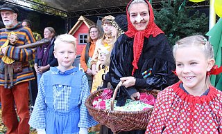 Die gar nicht böse Hexe Kathrin Polzin verteilt zusammen mit Hänsel und Gretel Süßigkeiten. - Burkhard Battran