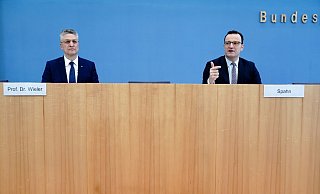 Bundesgesundheitsminister Jens Spahn (r) und RKI-Chef Lothar H. Wieler geben eine Pressekonferenz zur aktuellen Corona-Lage. - Foto: Kay Nietfeld/dpa
