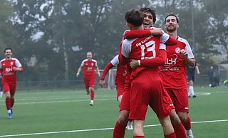 Der FC RW Kirchlengern mit Julian Zähler, Alatan Dincdemir und Levin Güzelel kann sich weiterhin über die Tabellenführung freuen. - Niklas Gessat