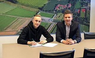 Vertrauen ins Potenzial: Der neue Kicker in Rödinghausen (l.) und Geschäftsführer Alexander Müller bei der Vertragsunterzeichnung. - SV Rödinghausen