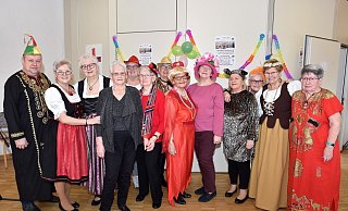 Wehe, wenn sie losgelassen... Das Organisationsteam der närrischen Weiber vom katholischen Frauenkarneval der St.-Marien-Gemeinde Espelkamp gibt sich bunt und närrisch in ihren Kostümen.?Fotos: Kurt Gaus - Karsten Schulz
