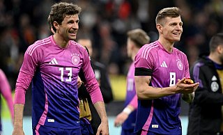 Beim Aufwärmen waren noch Bilder über den Video-Würfel gelaufen, wie Müller (l) bei Major Tom inbrünstig mitsang. - Federico Gambarini/dpa