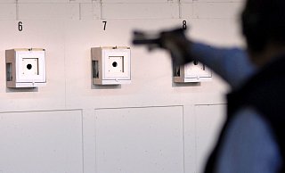 Schießen mit der Luftpistole. - Christian Weische