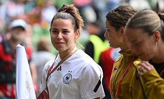 Lena Oberdorf (l) schafft es nach langer Verletzungspause nicht mehr zur EM. - Carmen Jaspersen/dpa