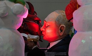 Ein Mottowagen, der Russlands Präsidenten Wladimir Putin küssend mit dem Teufel zeigt, wird beim Richtfest für den Kölner Rosenmontagszug vorgestellt. - Rolf Vennenbernd/dpa