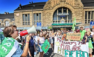 "Die Welt steht in Flammen": Die Protestler versammelten sich am Hauptbahnhof. - Sarah Jonek