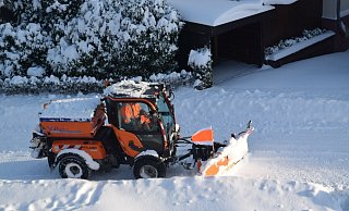 Auch in kleinen Nebenstraßen wird jetzt der Schnee geräumt - wie hier am Rottbusch in Spenge. - Mareike Patock