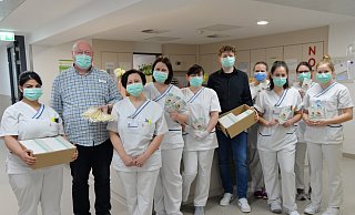 Pfleger des Klinikums freuen sich über Schokolade von Meybona - Klinikum Herford