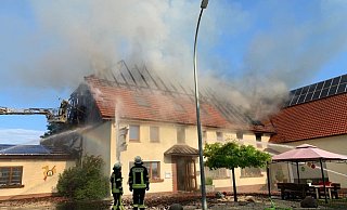 Der Gasthof an der Ortsdurchfahrt in Helmern stand im Vollbrand. - Ralph Meyer