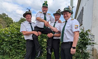 Der neue König Andreas Kirchhoff erhält Gratulationen von Oberst Michael Striewe (r.) sowie den Oberst-Adjutanten Tobias Heggen (l.) und Michael Schäfers (2. v. r.). - Schützenverein Etteln