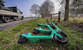 Wenn E-Scooter in Herford abseits der eigentlichen Fahrtwege landen, werden sie von den Dott- oder Bolt-Mitarbeiterin eigentlich recht flott wieder eingesammelt - sagen zumindest die Anbieter. Zur Wahrheit gehört aber auch: Diese E-Roller liegen schon (mindestens) seit einer Woche an der Hausheider Straße. - Daniel Salmon