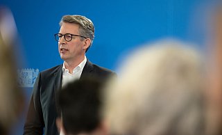 Bayern Kunstminister Markus Blume will mit der Rückgabe der Werke einen «Versuch der Wiedergutmachung in Richtung der Opfer» unternehmen. (Archivbild) - Leonie Asendorpf/dpa