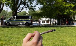 Öffentlich einen Joint zu rauchen, ist längst nicht überall erlaubt. Das Ordnungsamt soll das kontrollieren. Doch das gestaltet sich schwierig. - dpa