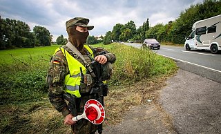 Maskiert, bewaffnet und mit Verkehrskelle: So sicherte dieser Soldat die Zufahrt zum Übungsgelände. - Daniel Salmon