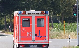 Der Rettungswagen der Wache Rietberg passiert die Ampelkreuzung an der B 64, die Technik hat dafür gesorgt dass er die Grünphase erwischt. Nur bei Fahrten mit Sonderrechten (Blaulicht und Martinshorn) wird die neue Ampelschaltung eingesetzt. - Foto: Kreis Gütersloh