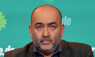Grünen-Vorsitzender Omid Nouripour hält die Fußball-WM auch für politisch bedeutend. - Soeren Stache/dpa