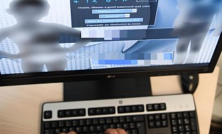 Kinderpornografie findet längst nicht mehr nur im so genannten Darknet statt. Der Angeklagte fand die Aufnahmen auf einer russisch-sprachigen Internetseite. (Symbolfoto) - picture alliance/dpa