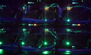LEDs in einem Serverschrank in einem Rechenzentrum: Betreiber von Rechenzentren sind dazu verpflichtet, den Stromverbrauch ab dem 1. Januar 2024 zu 50 Prozent durch Strom aus erneuerbaren Energien zu decken. - Sebastian Gollnow/dpa