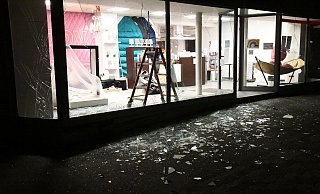 Die Schaufensterscheibe eines Geschäftes ging bei dem Unfall zu Bruch. - Andreas Eickhoff