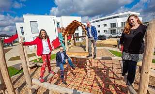 Regine Weißenfeld (Vorsitzende Jugendhilfeausschuss), Ulrich Gödde (Geschäftsführung Falken Bielefeld), Sabine Kubitza (Geschäftsführerin BGW) und Ingo Nürnberger (Sozialdezernent Stadt Bielefeld). - Mike-Dennis Müller / www.mdm.photo