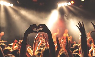 Zwei große Konzerte, offene Denkmäler, Feuerwerk oder Autokino, viele Veranstaltungen locken Besucher im Kreis Höxter an. - (Symbolbild) Pixabay