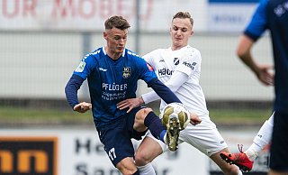 Die Spieler im Zweikampf. - Noah Wedel