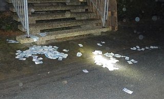 Bei ihrer Flucht verloren die Täter mehrere Geldscheine. - Polizei Minden-Lübbecke