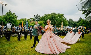 Fünf Meter lang ist die Schleppe von Nicola Butterwegges Kleid, das bei der abendlichen Parade die Blicke der vielen Zuschauer magisch anzog. König Karl-Heinz Heller genießt an ihrer Seite den Moment. - Besim Mazhiqi