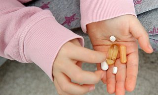 Riskante Neugier: Medikamente sollten nicht in Griffweite von Kindern abgelegt werden. - Mascha Brichta/dpa-tmn