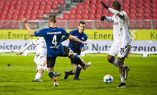 Sandhausens Bashkim Ajdini (l) macht das Tor zum 1:1 gegen Paderborns Jasper van der Werff (2.v.l.) - picture alliance/dpa