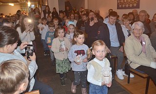 Mit einem selbst gebastelten Kerzenlicht kommen die Kinder der musikalischen Früherziehung durch die Reihen der Zuschauer nach vorne. - Sibylle Kemna