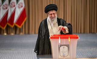 Staatsoberhaupt Chamenei eröffnet mit der Stimmabgabe die Wahl. - Arne Bänsch/dpa