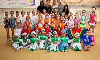 Die 52 Kinder und Jugendlichen der Tanzschule Elfe bereiten sich für die Weihnachtsaufführung am 8. Dezember im Realschulforum in Bielefeld-Senne. Ihnen helfen dabei die Tanzlehrerinnen Kateryna Kutova (Kreativer Tanz), Angelika Dietrich (Zeitgenössischer Tanz), Vera Warkentin (Ballett) und Tanzschulleiterin Elena Dumler (Rhythmische Sportgymnastik). - Kristoffer Fillies