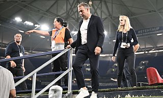 Bundestrainer Hansi Flick verlässt nach der Niederlage gegen Kolumbien das Spielfeld. - Bernd Thissen/dpa